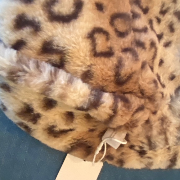 Scarf, Snow Leopard print Infinity Scarf Faux Fur NWT - Picture 4 of 6